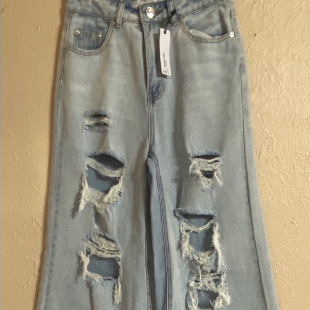 Wide leg flare super high rise destroyed jeans. NWT  Rue21. Sz 1